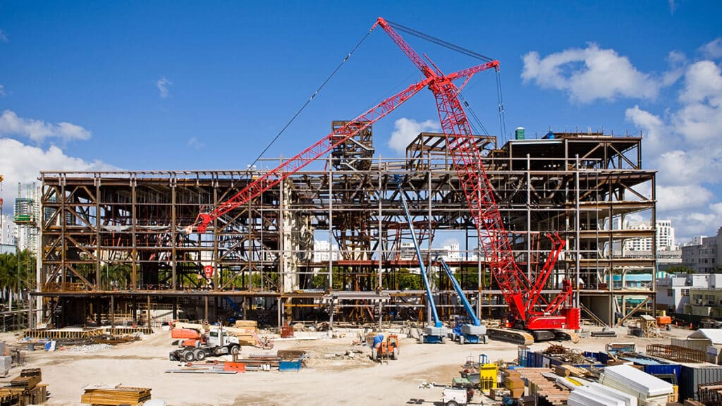 Los mejores abogados de accidentes de equipo en San Diego 1 El horizonte de San Diego con equipos de construcción en primer plano