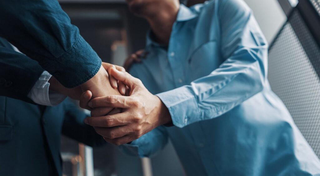 El mejor abogado de compensación laboral de Riverside: su aliado para reclamos justos 1 Abogado de compensación laboral de Riverside discutiendo el caso con su cliente