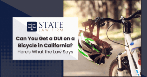 Bicicleta con casco en el manillar