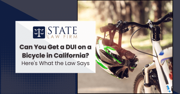 Bicicleta con casco en el manillar