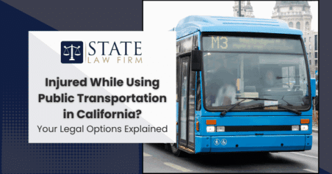 Autobús azul en una calle de la ciudad con un edificio alto como telón de fondo