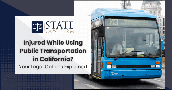 Autobús azul en una calle de la ciudad con un edificio alto como telón de fondo