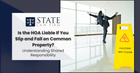 Hombre junto a la señal amarilla de precaución