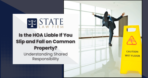 Hombre junto a la señal amarilla de precaución