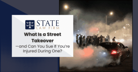 La gente se reunió junto a un coche que echaba humo.